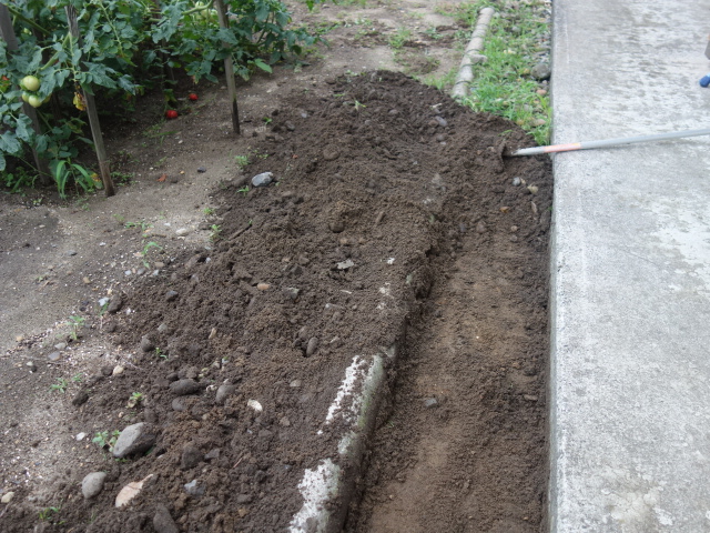 庭造りdiy 軒下の雨落ちの砂利に二度と雑草を生えさせないための準備