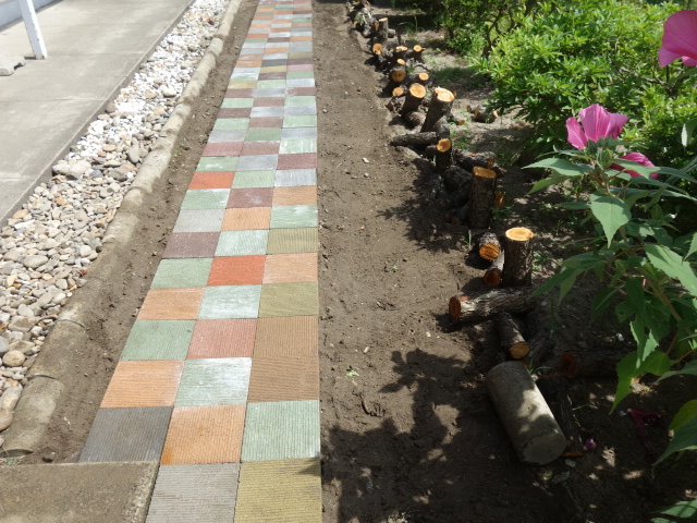 庭造りdiy 草取り不要にするために平板ブロックを敷いて遊歩道完成