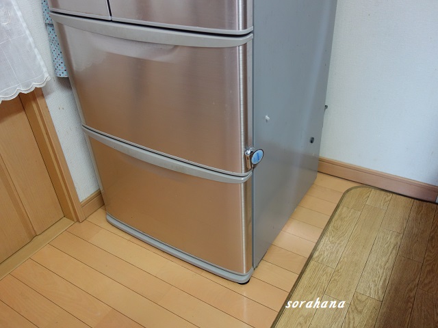 冷蔵庫下の掃除のすすめ 家庭用大型冷蔵庫も一人で簡単に動かせます