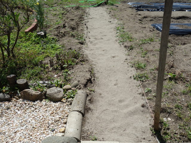 庭造りdiy 広すぎる庭の雑草対策にレンガの小道を作る