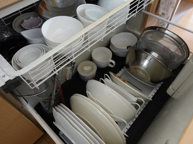 シンク下にお皿を収納するためにニトリのフライパンスタンドを使ってみた